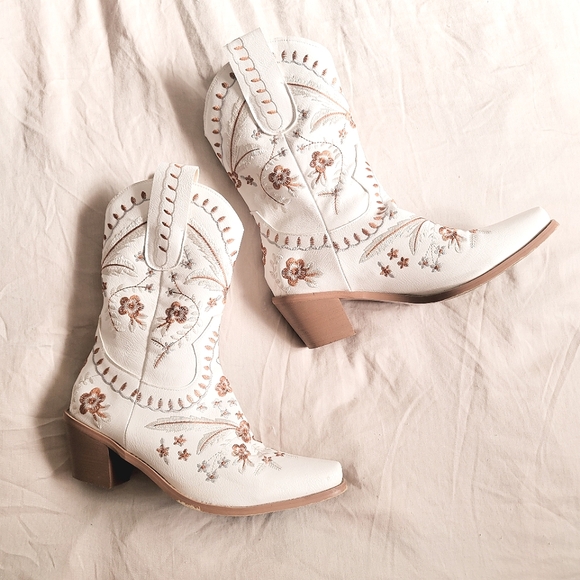 Embroidered cowgirl boots - Picture 1 of 6